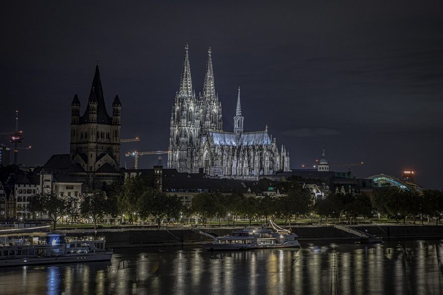 Kölner Dom bei Nacht.